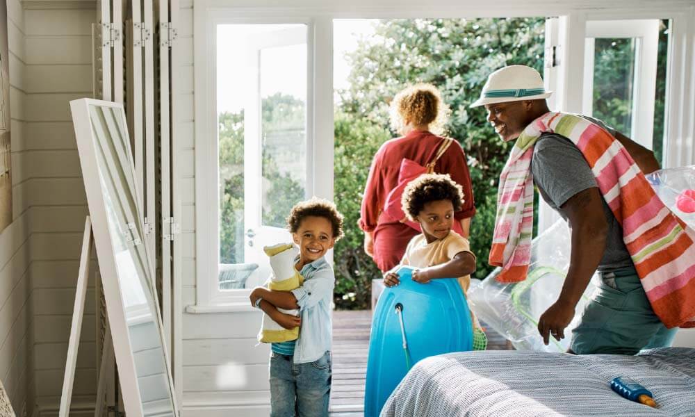 la familia se prepara para ir a la playa