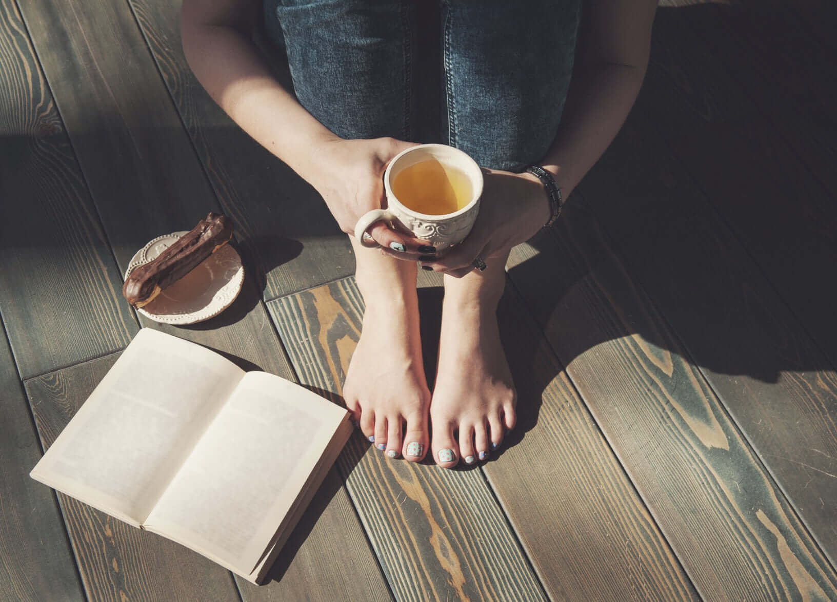 Women with green tea  in hand and book