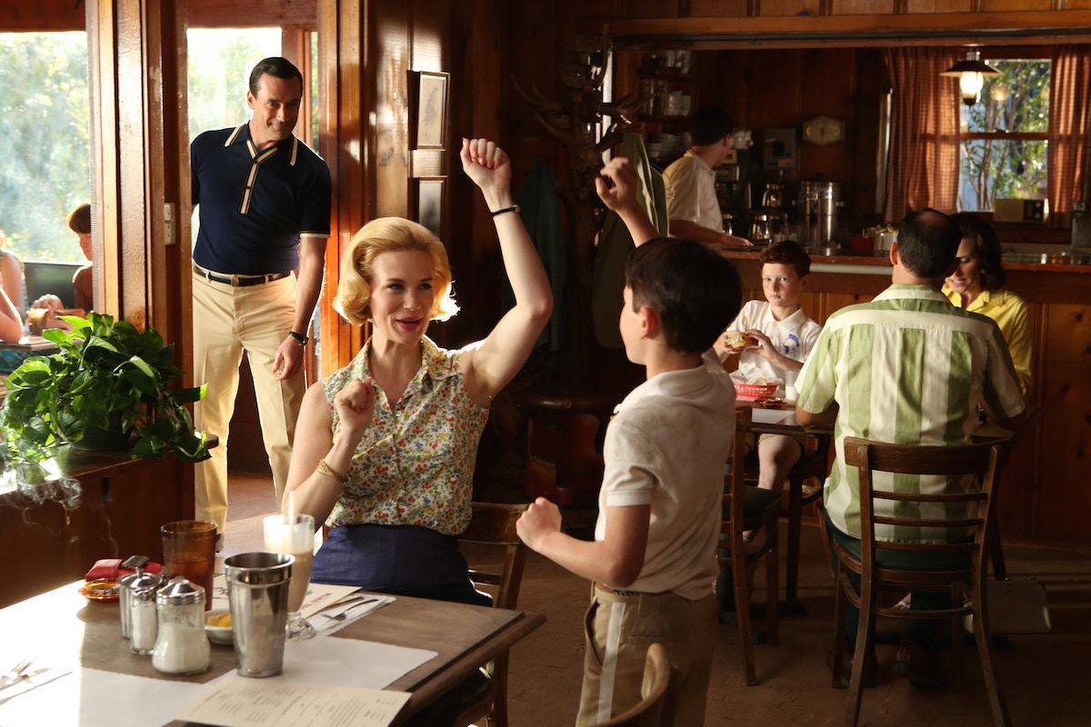 scene from the tv show mad men in a restaurant