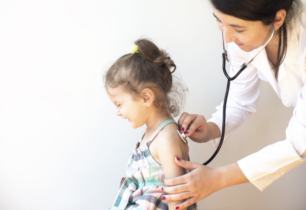 Pediatrician diagnising a child