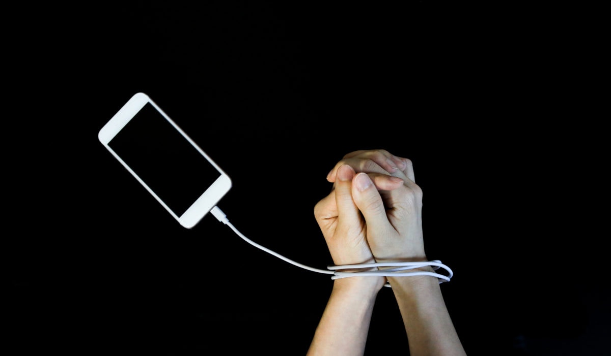 Mobile charger tied with hand
