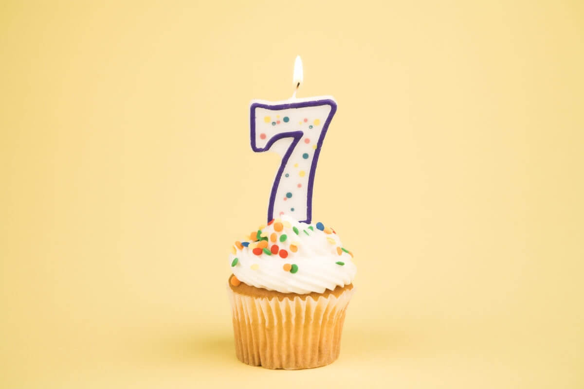 7 on cup cake