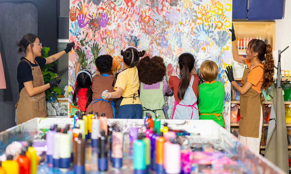 kids hand painting