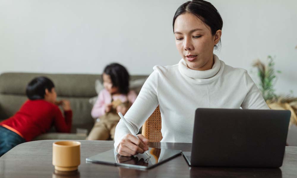 Photo by Ketut Subiyanto from Pexels - woman working at laptop with kids in background