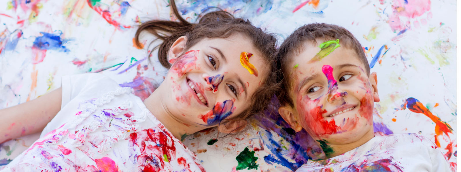 brother and sister finger painting